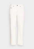 Schlichte, off-white, gerade geschnittene Jeans mit Knopfverschluss, Fronttaschen und einem kleinen rot-blauen Etikett an der rechten Tasche.