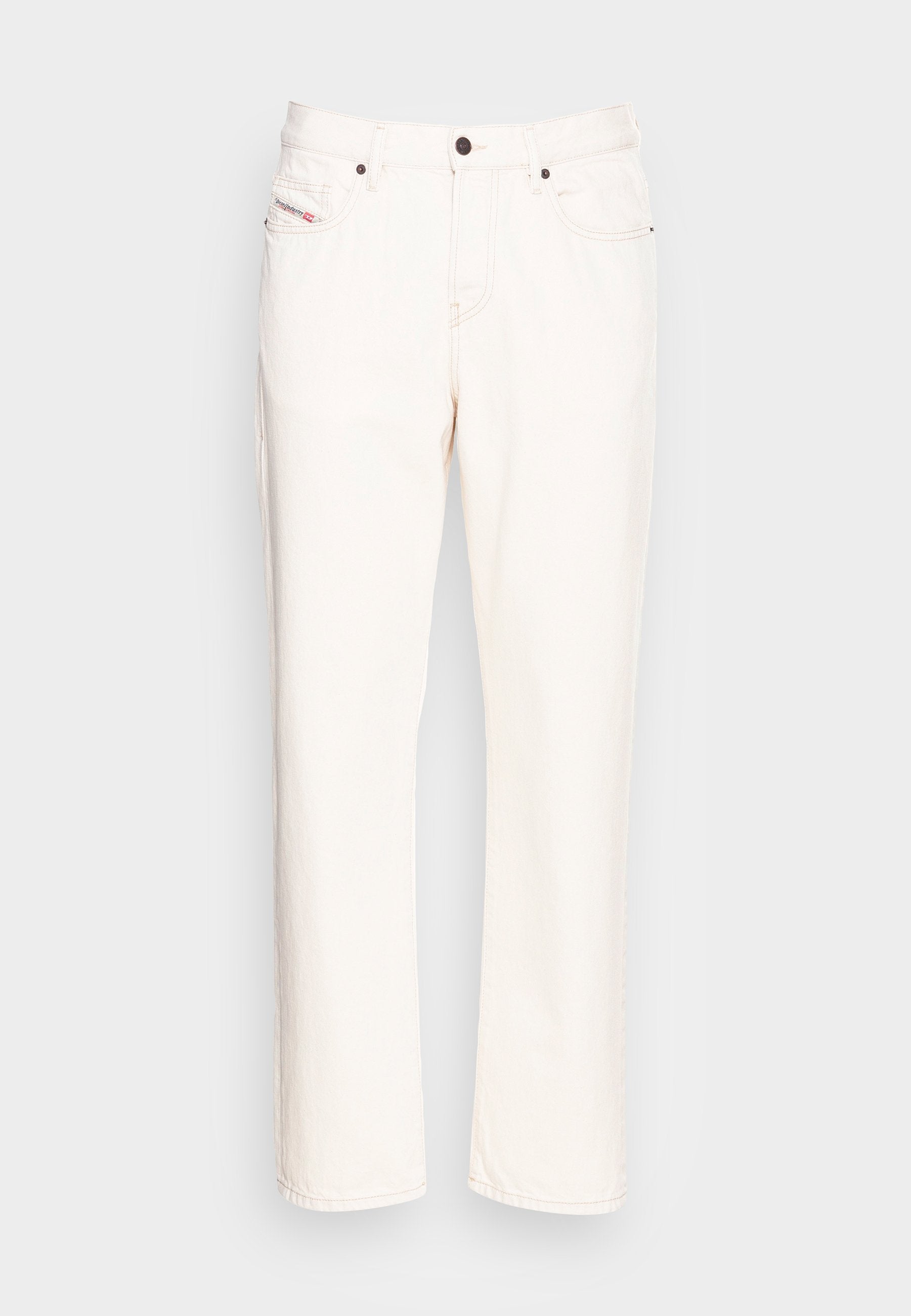 Schlichte, off-white, gerade geschnittene Jeans mit Knopfverschluss, Fronttaschen und einem kleinen rot-blauen Etikett an der rechten Tasche.