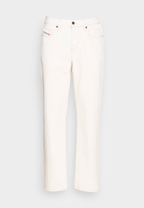 Schlichte, off-white, gerade geschnittene Jeans mit Knopfverschluss, Fronttaschen und einem kleinen rot-blauen Etikett an der rechten Tasche.