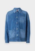 Jeansjacke in Mittelblau mit einer durchgehenden Knopfleiste, spitzem Kragen, zwei großen Fronttaschen und einer kleinen Brusttasche. Glatte Textur.