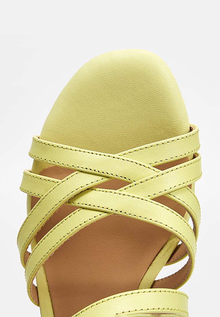 Clarks EZORIA