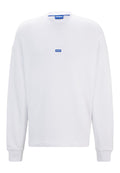Weißer Langarm-Sweatshirt aus Baumwolle, mit Rundhalsausschnitt, gerippten Bündchen und einem kleinen blauen "HUGO"-Logo auf der Brust.