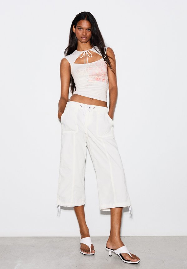 Bershka SPLIT WITH PRINT - TOP - Print T-shirt - beige