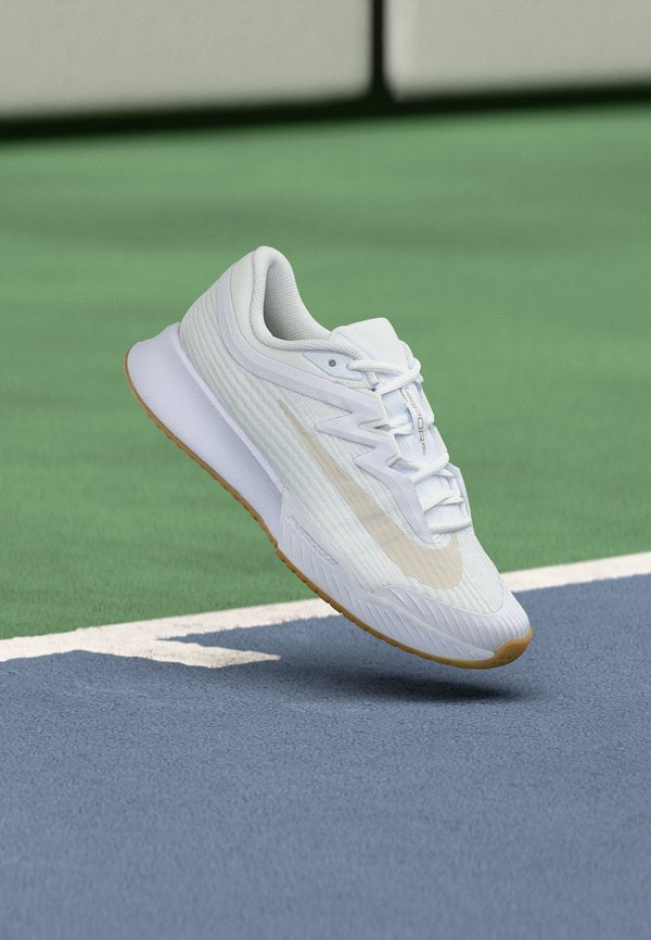 Nike Performance ZOOM VAPOR PRO 3 - Multicourt tennis shoes - white/light orewood brown/summit white/linen