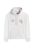 Weißer Hoodie mit Fronttasche, Kordelzugkapuze, schwarzem Städtenamen-Text auf der linken Brust und rundem Tommy Jeans Logo auf der rechten Brust.