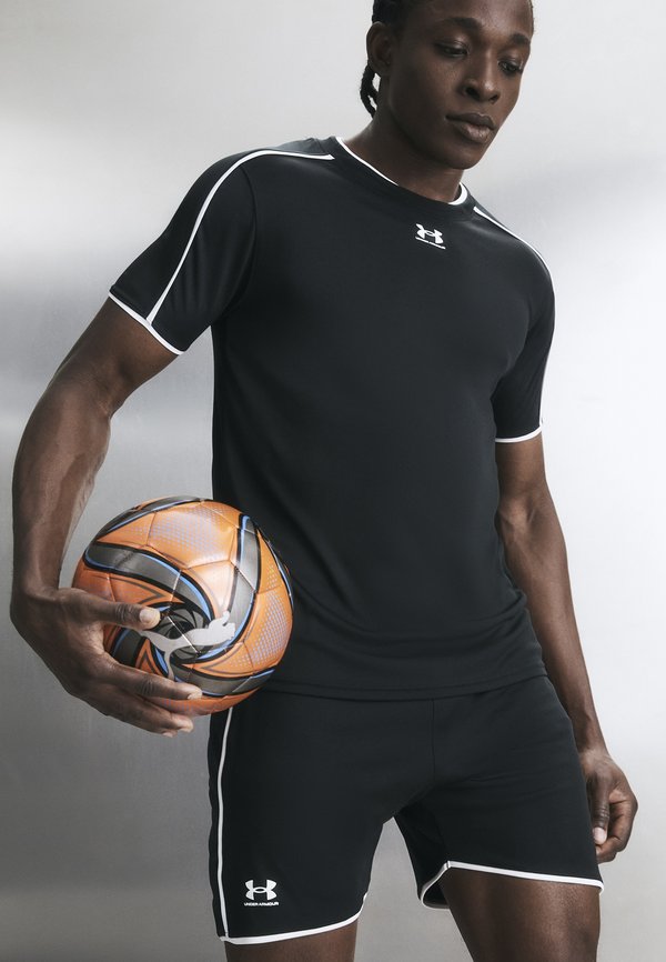 Under Armour CHALLENGER TRAIN - Sports T-shirt - black/white