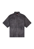 Schwarze kurzärmlige Ledershirt mit durchgehender Knopfleiste und spitzem Kragen, flach auf einem weißen Hintergrund ausgelegt.