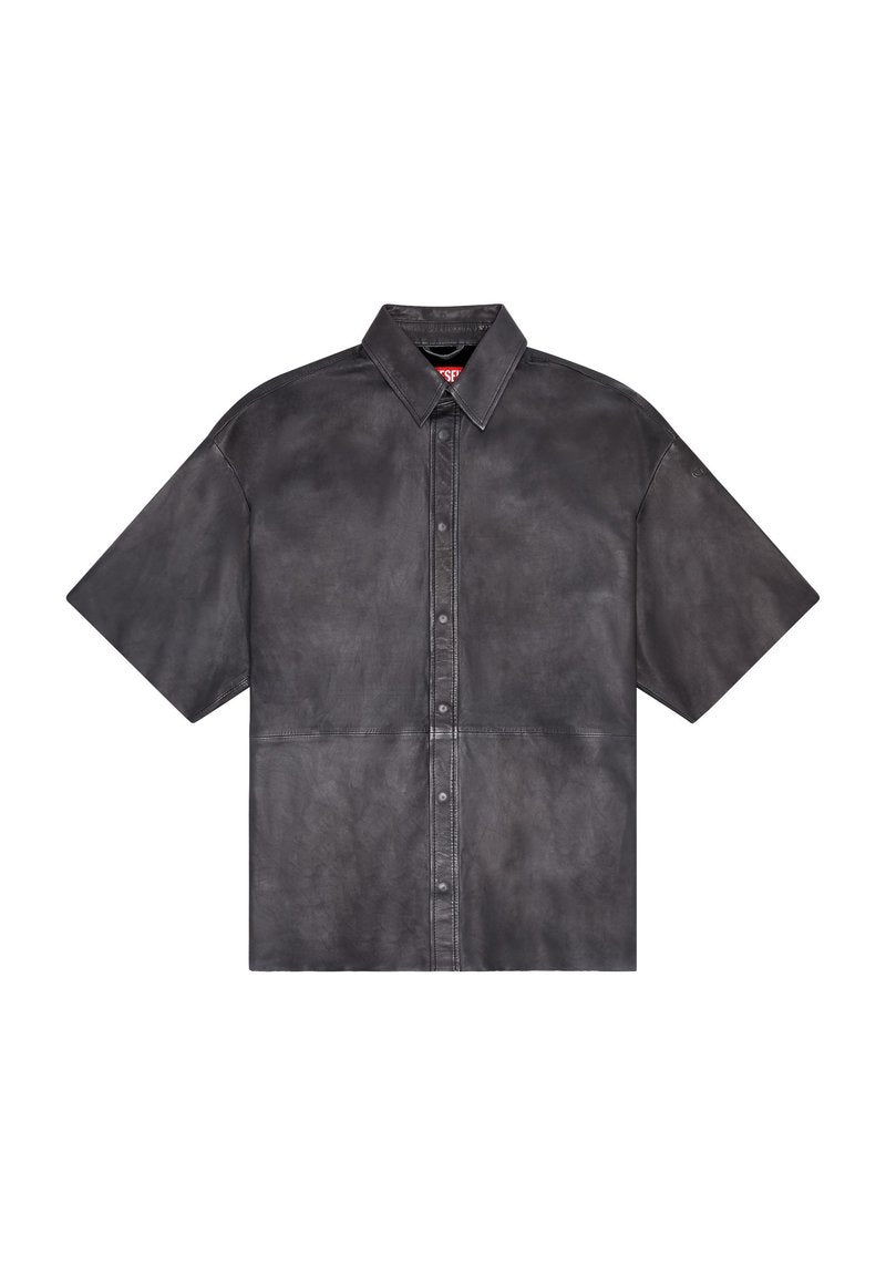 Schwarze kurzärmlige Ledershirt mit durchgehender Knopfleiste und spitzem Kragen, flach auf einem weißen Hintergrund ausgelegt.