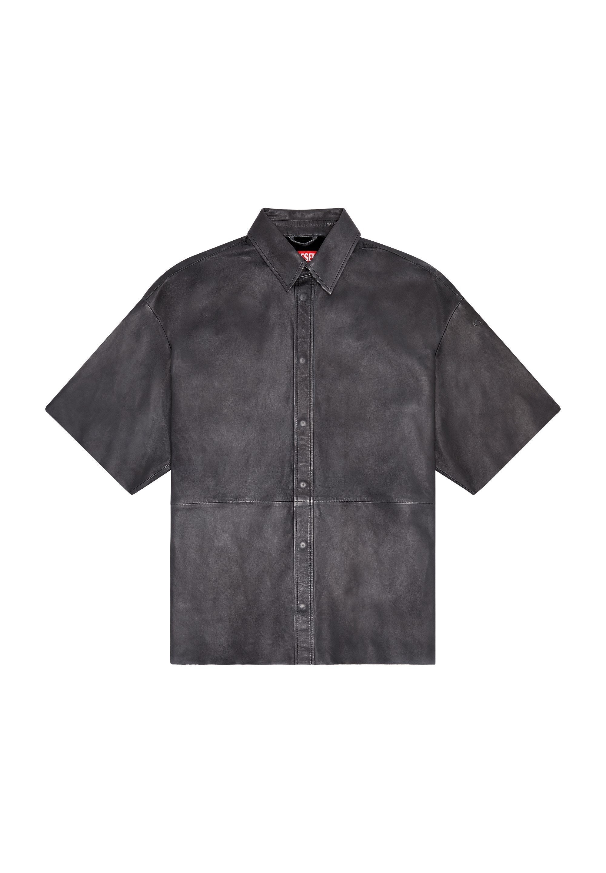 Schwarze kurzärmlige Ledershirt mit durchgehender Knopfleiste und spitzem Kragen, flach auf einem weißen Hintergrund ausgelegt.