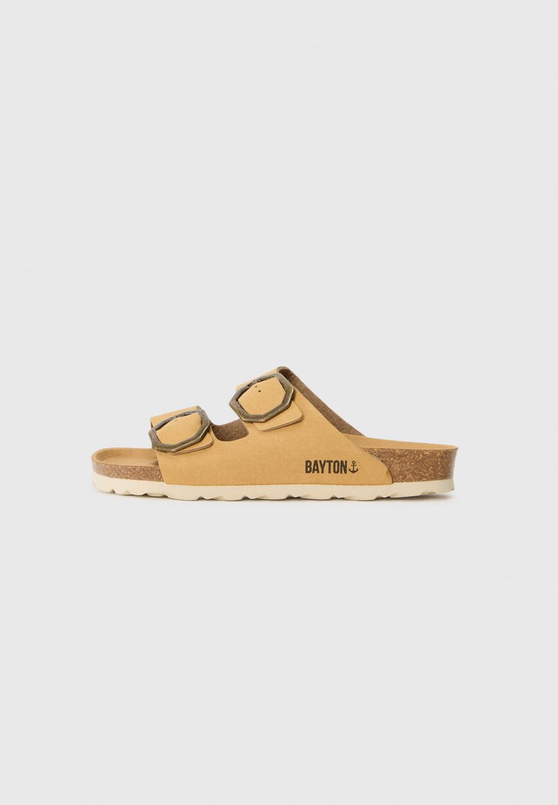 Gelbe Rutschsandalen mit zwei verstellbaren Schnallen, einem Korkfußbett und einer weißen Gummisohle. "Bayton"-Logo auf der Seite bedruckt.