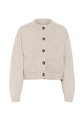 Beige, kurz geschnittene Strickjacke mit gerippten Bündchen und Saum, runder Ausschnitt, sechs dunklen Knöpfen und zwei Vorderaschen. Weiche Strickstruktur.