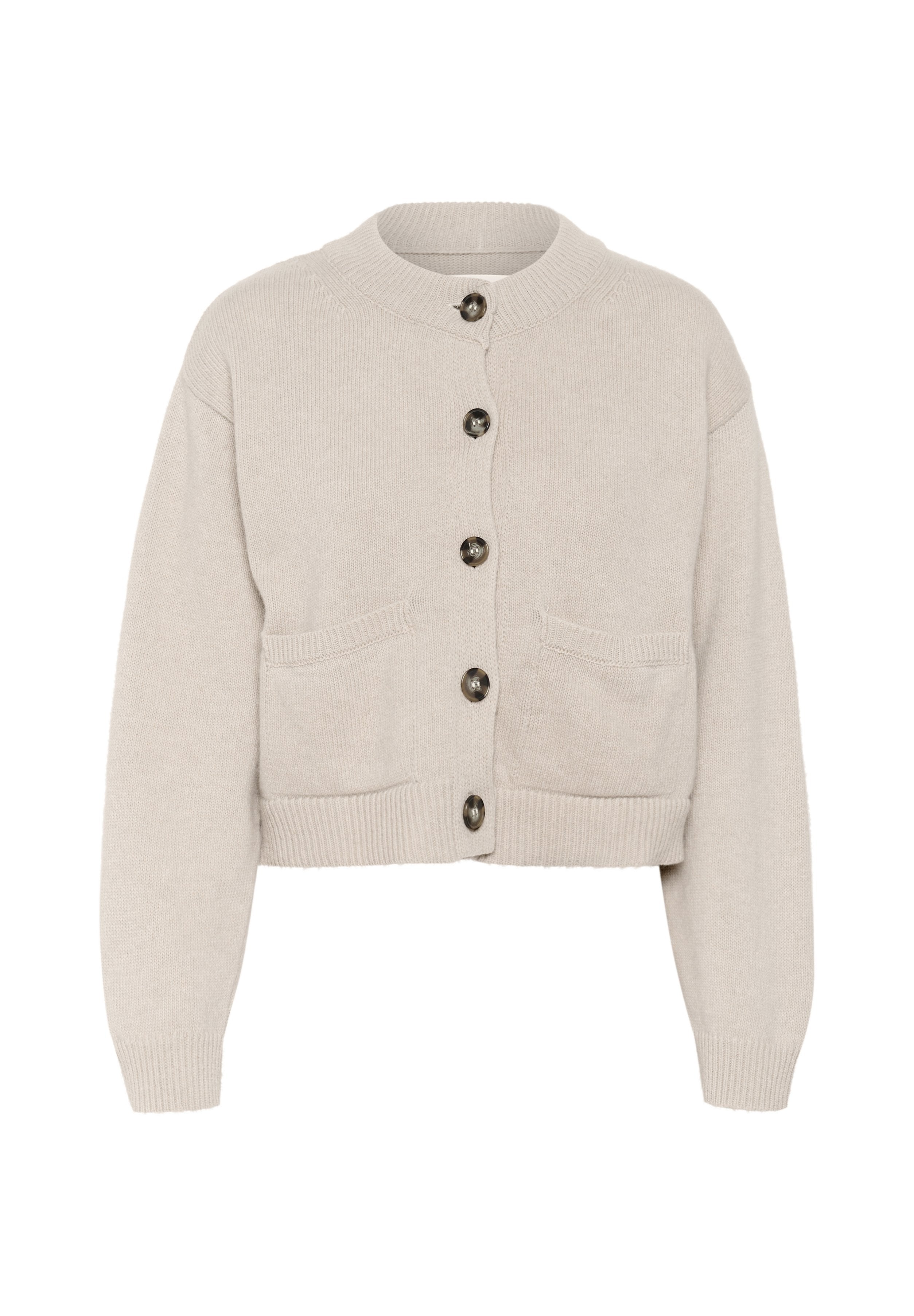 Beige, kurz geschnittene Strickjacke mit gerippten Bündchen und Saum, runder Ausschnitt, sechs dunklen Knöpfen und zwei Vorderaschen. Weiche Strickstruktur.