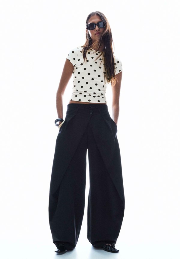 Bershka PLEATED BARREL - Trousers - black