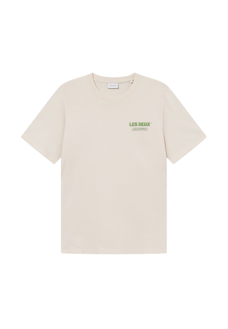 Baumwoll-T-Shirt in hellem Beige, mit kurzen Ärmeln und Rundhalsausschnitt. Auffälliger grüner Textdruck auf der linken Brustseite.