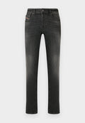 Dunkelgraue Jeans mit normaler Passform, Fünf-Taschen-Design, leichter Verwaschung und feiner strukturierter Oberfläche. Metallknopfverschluss an der Taille.