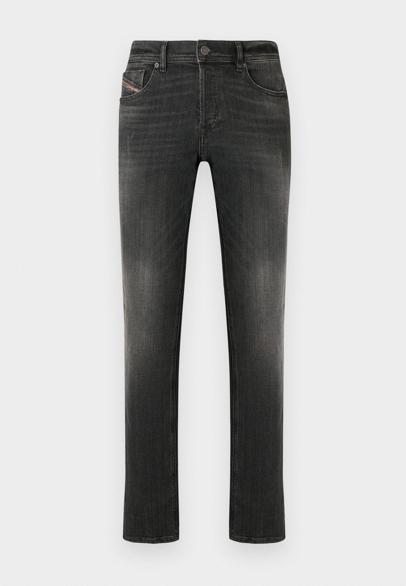 Dunkelgraue Jeans mit normaler Passform, Fünf-Taschen-Design, leichter Verwaschung und feiner strukturierter Oberfläche. Metallknopfverschluss an der Taille.
