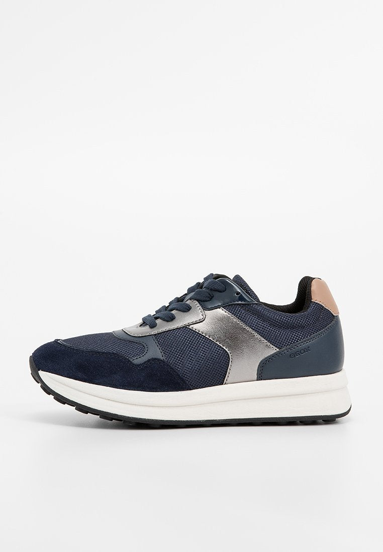 Blauer Sport Schuh mit einem Obermaterial aus Mesh und Wildleder, silberne Akzente, gepolstertem Kragen und einer weißen Sohle. Verfügt über ein Schnürdesign und eine strukturierte Oberfläche.