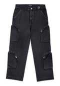 Schwarze Cargo-Hosen mit mehreren Reißverschluss-Taschen, einem Knopfverschluss und einem gewebten Etikett am Bund. Hergestellt aus Denim, mit einem geraden Bein-Design.