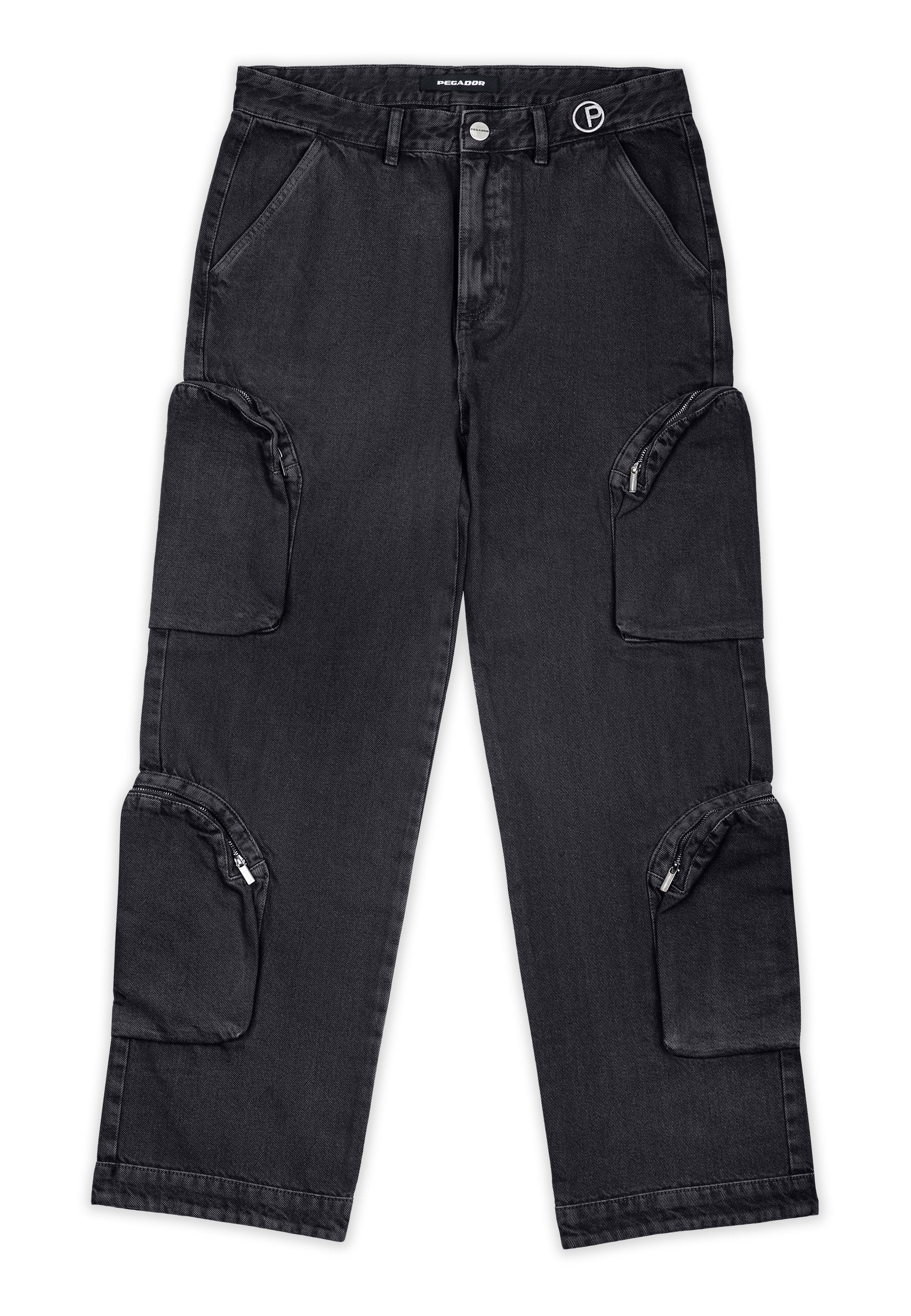Schwarze Cargo-Hosen mit mehreren Reißverschluss-Taschen, einem Knopfverschluss und einem gewebten Etikett am Bund. Hergestellt aus Denim, mit einem geraden Bein-Design.