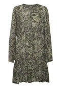 Grünes Kleid mit Paisleymuster, langen Ärmeln, rundem Ausschnitt und gestuftem Rocksaum. Hergestellt aus leichtem Stoff mit filigranen Details.