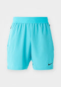 Türkise Sportshorts mit elastischem Bund, seitlichen Taschen, gerippter Textur und einem kleinen schwarzen Nike-Logo auf der unteren linken Seite.