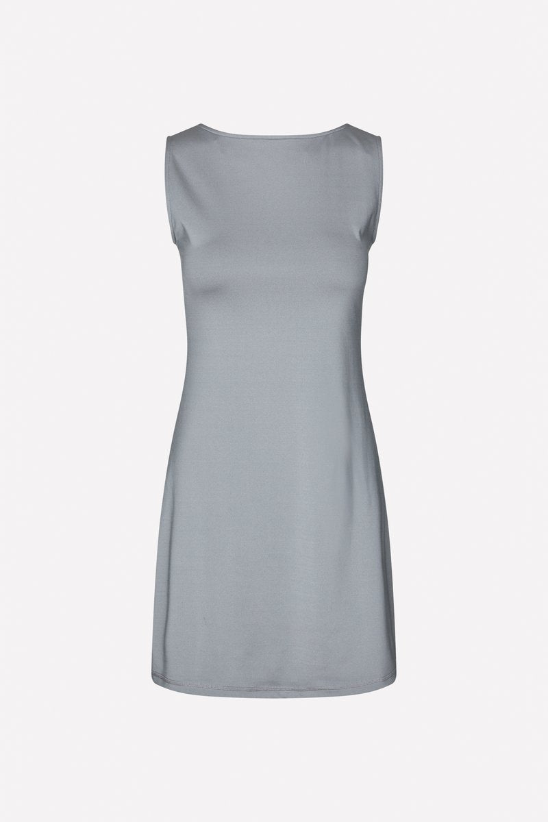 Ärmeloses Kleid aus hellgrauem Stoff, mit rundem Ausschnitt und gerader A-Linie, weichem Griff und minimalistischem Design.