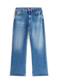 Blaue Straight-Leg-Jeans mit Vordertaschen, Gürtelschlaufen und Knopfverschluss auf weißem Hintergrund.