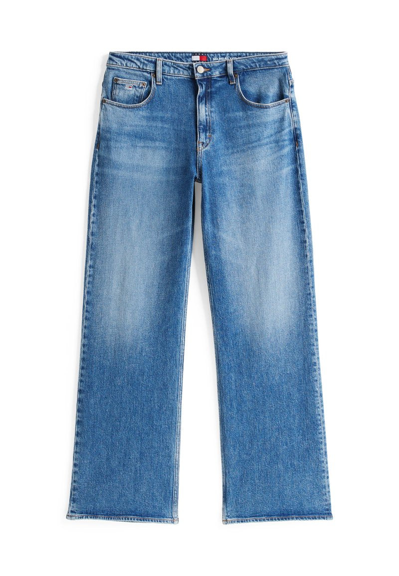 Blaue Straight-Leg-Jeans mit Vordertaschen, Gürtelschlaufen und Knopfverschluss auf weißem Hintergrund.