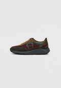 Herren-Sneaker mit einer Kombination aus burgunderrotem Mesh und braunem Wildleder, grauen Akzenten und einer dicken grauen Sohle mit strukturierten Details.