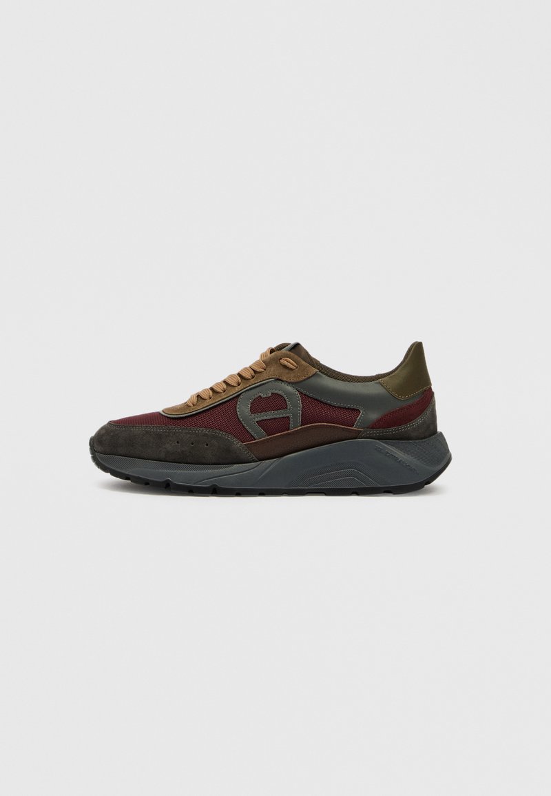 Herren-Sneaker mit einer Kombination aus burgunderrotem Mesh und braunem Wildleder, grauen Akzenten und einer dicken grauen Sohle mit strukturierten Details.