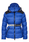 Blaue Pufferjacke mit einem schwarzen Einsatz an den Schultern, Reißverschluss vorne, zwei seitlichen Reißverschlusstaschen und verstellbarem Logo-Belt. Texturiertes, gepolstertes Material.