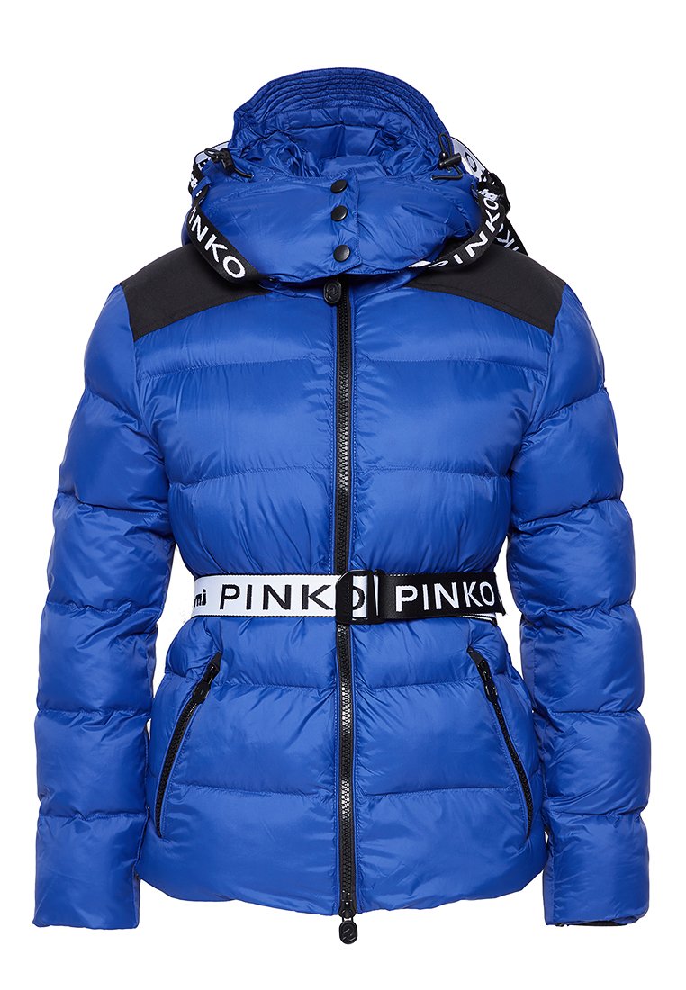 Blaue Pufferjacke mit einem schwarzen Einsatz an den Schultern, Reißverschluss vorne, zwei seitlichen Reißverschlusstaschen und verstellbarem Logo-Belt. Texturiertes, gepolstertes Material.