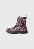 Florale Kampfstiefel mit glänzender schwarzer Oberfläche, versehen mit rosa und grünen Blumenmustern, einer runden Zehenpartie und strapazierfähigen schwarzen Gummisohlen.