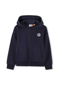 Navy-blaues Zip-Hoodie aus weichem Baumwollstoff, mit einem Logo-Patch auf der Vorderseite, zwei seitlichen Taschen sowie gerippten Bündchen und Saum.