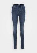Schlanke Jeans in dunkelblauem Denim mit mittelhohem Bund, ausgestattet mit Fronttaschen, einem einzelnen Metallknopfverschluss und minimalem Verblassen.
