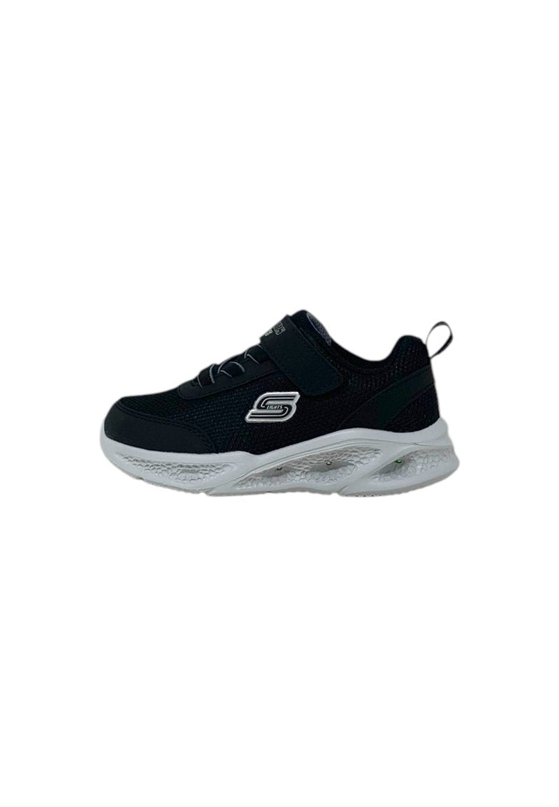 Schwarzer Sportshoe mit Mesh-Obermaterial, weißer Sohle und Klettverschluss. Verfügt über Dämpfungskissen in der Sohle für zusätzlichen Komfort.