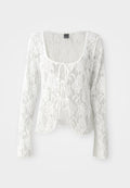 Weißer Spitzen-Cardigan mit langen Ärmeln, Rundhalsausschnitt und Bindegürtel-Closure. Blumendesign mit transparenter Textur und geschwungenem Saum.