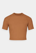 Braunes, geripptes Cropped Top mit kurzen Ärmeln und Rundhalsausschnitt, das eine enge Passform und eine glatte Textur aufweist.