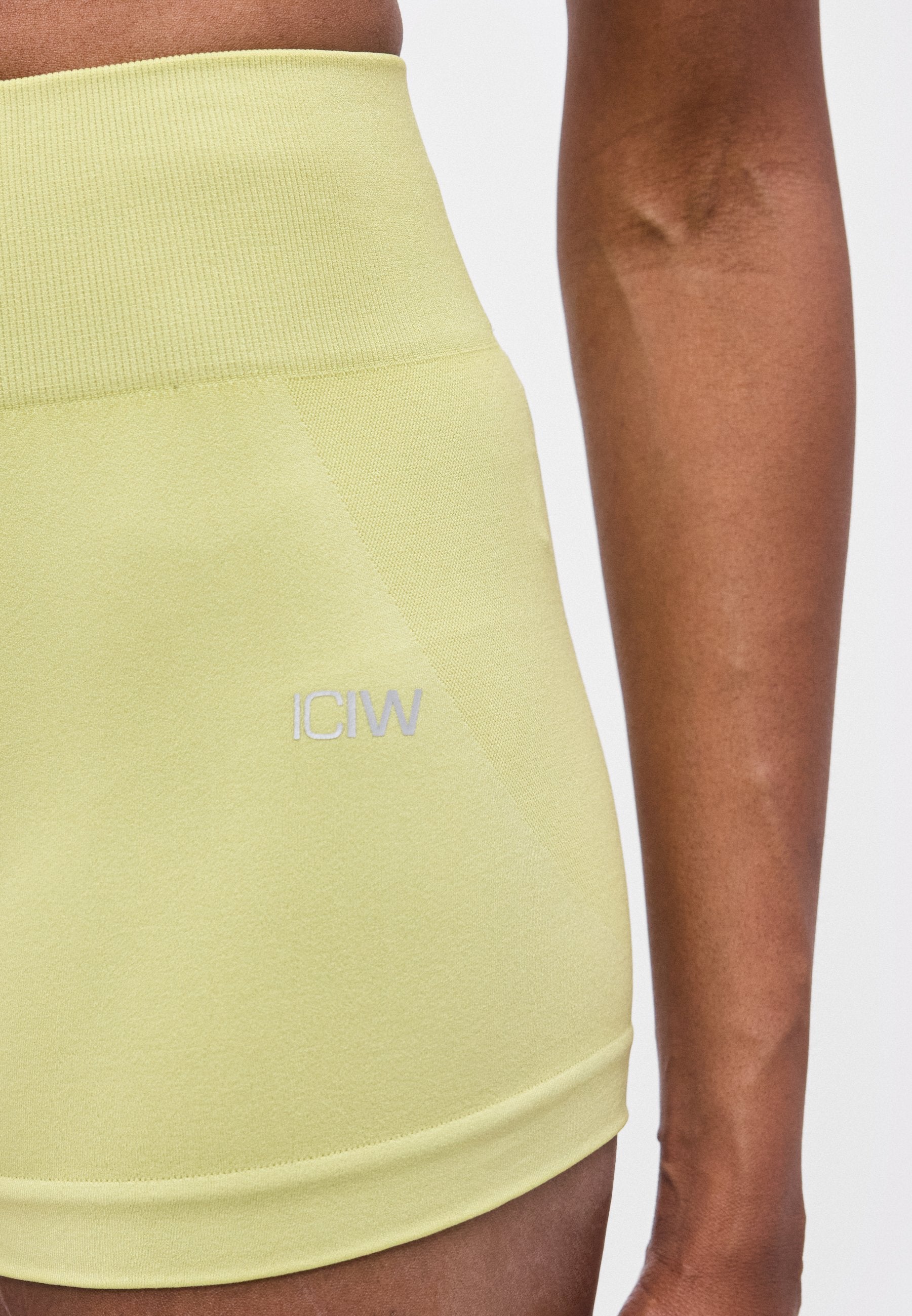 ICANIWILL SMOOTH SEAMLESS SHORTS