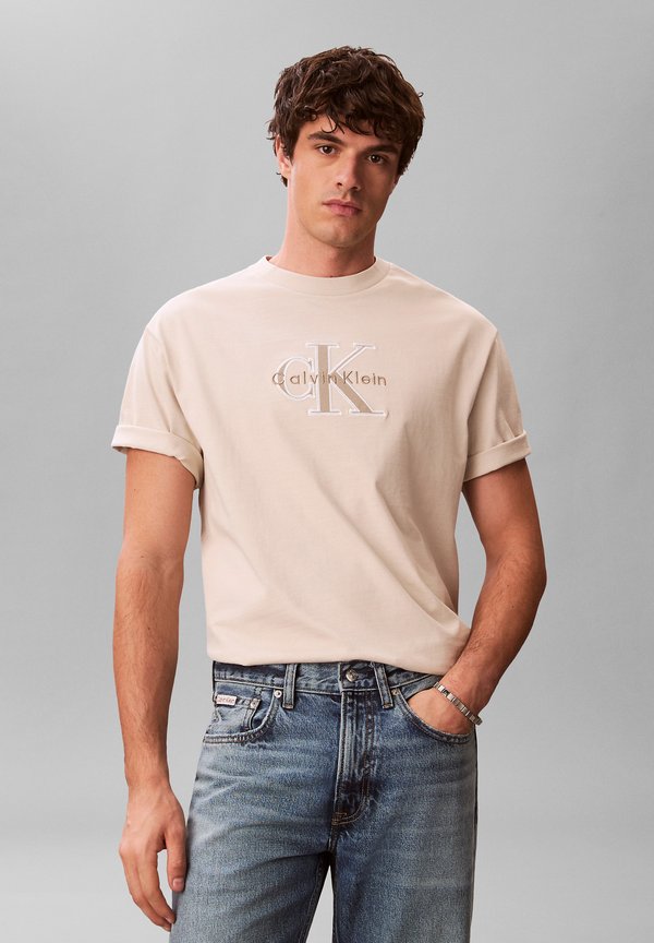 Calvin Klein Jeans RELAXED LOGO APPLIQUÉ - Print T-shirt - oatmeal