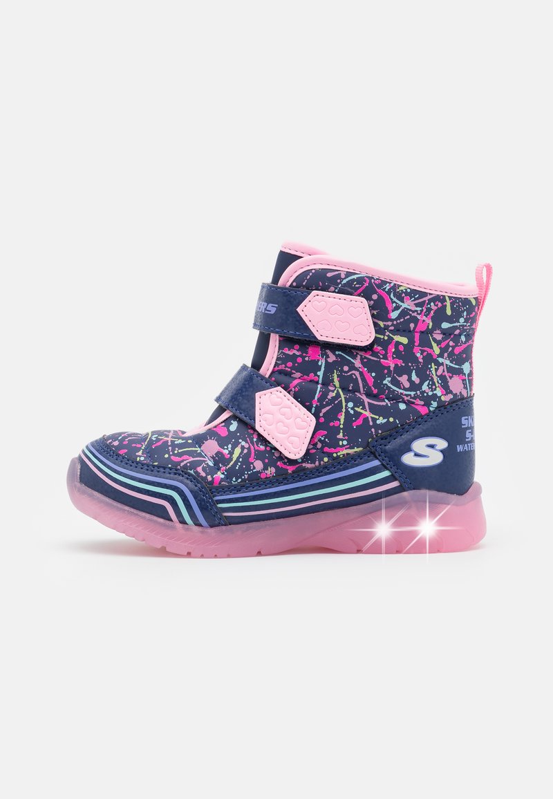 Marine Stiefelknöchel mit pinken Akzenten, ausgestattet mit Spritzmustern, zwei Klettverschlüssen und einer durchsichtigen pinken Sohle. Wasserdichtes Design.