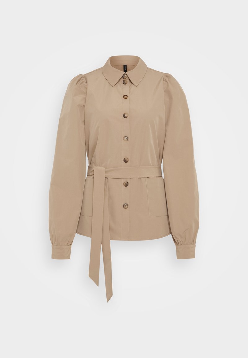 Beige Hemd mit Knopfleiste und Kragen, langen Puffärmeln, gebundenem Taillenbereich und zwei frontalen Taschen, aus glattem Baumwollstoff gefertigt.