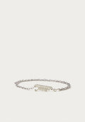 Silberne Kettenarmband mit einer "Tommy Jeans"-Inschrift in kursiver Schrift. Die Glieder sind rund und miteinander verbunden, mit einer glatten Textur.
