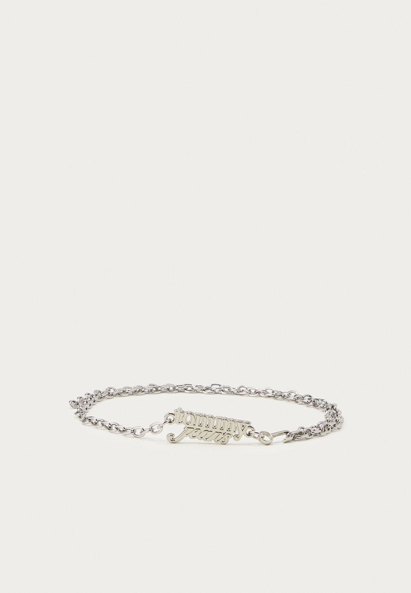 Silberne Kettenarmband mit einer "Tommy Jeans"-Inschrift in kursiver Schrift. Die Glieder sind rund und miteinander verbunden, mit einer glatten Textur.