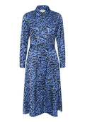Blaues Hemdkleid mit schwarzem abstraktem Muster, langen Ärmeln, Kragen, durchgehender Knopfleiste und taillierter Passform. Glatte Stofftextur.