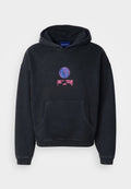 Schwarzer Kapuzenpullover aus Baumwollmischung. Mit einer Fronttasche und einem grafischen Druck mit einem Smiley-Gesicht und dem Text "ON TOUR". Text in Pink und Blau.