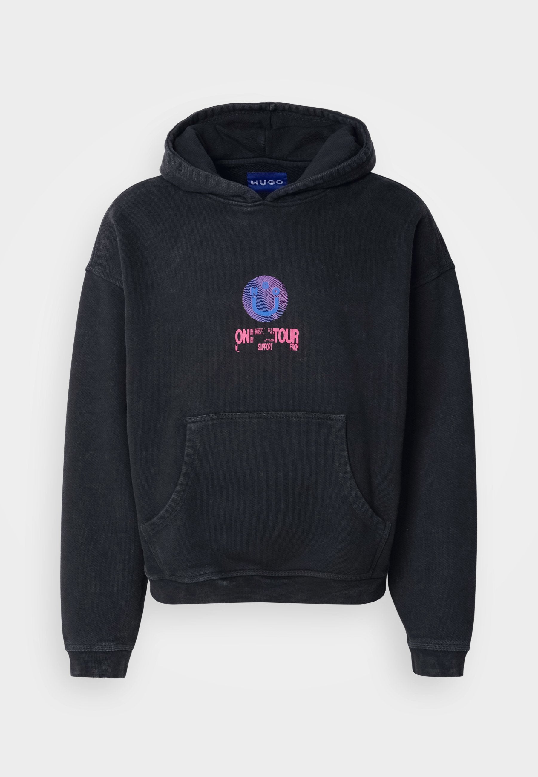 Schwarzer Kapuzenpullover aus Baumwollmischung. Mit einer Fronttasche und einem grafischen Druck mit einem Smiley-Gesicht und dem Text "ON TOUR". Text in Pink und Blau.