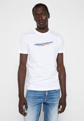 Weißes Baumwoll-T-Shirt mit auffälligem blauen und roten Text "Diesel Industry DENIM DIVISION" über der Brust. Standardfit, kurze Ärmel.