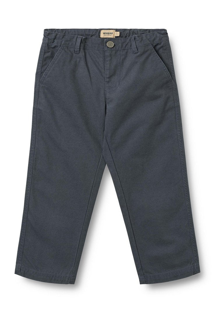 Dunkelblaue Baumwollhose mit lockerem Sitz, ausgestattet mit Knopfverschluß, vorderen Taschen und glattem Stoff.