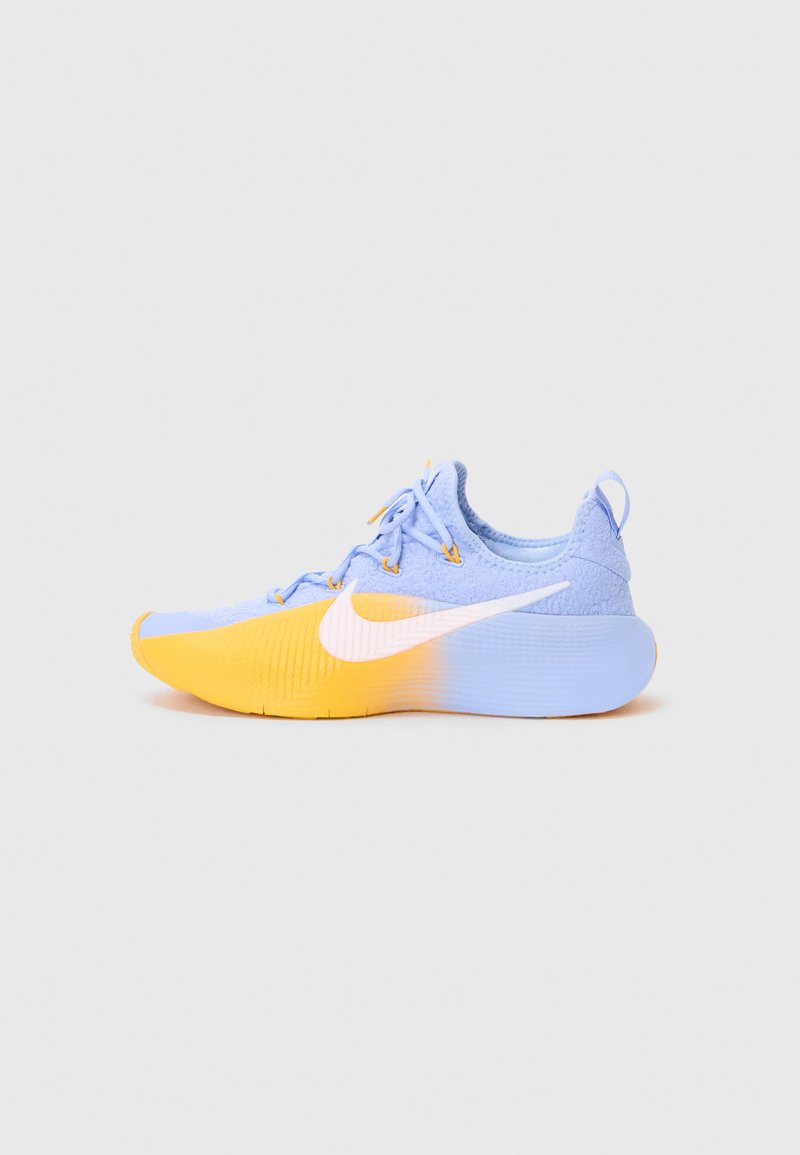 Hellblaues und gelbes Nike-Laufschuh mit strukturiertem Stoff, Mesh-Obermaterial, auffälligem weißem Swoosh-Logo und einer gebogenen Gummisohle.